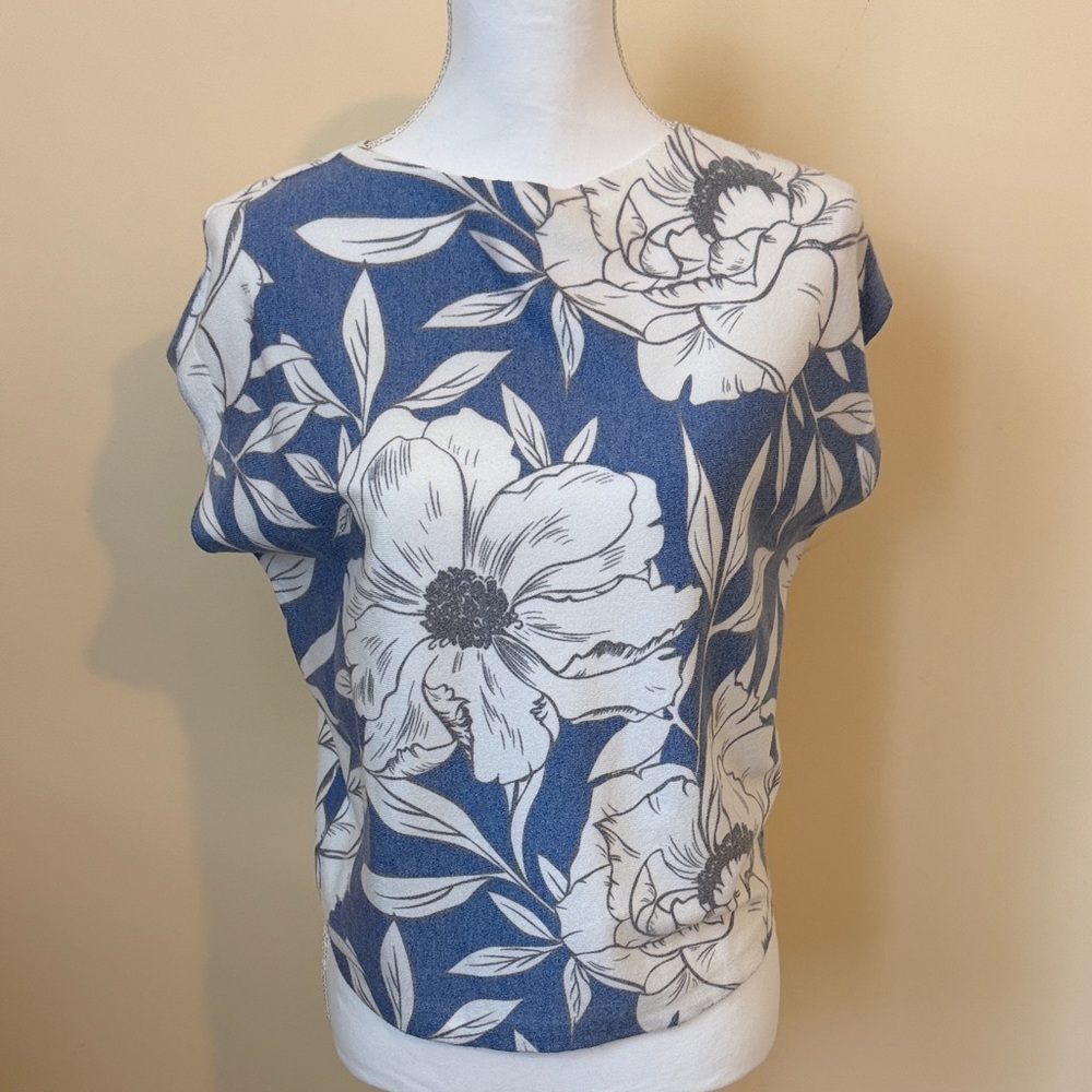 Sioni Blue and White Short Sleeve Floral Blouse Sz S NWOT